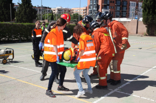 Personas haciendo simulacro